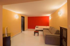 een woonkamer met een bank en een tv bij Apartments Mika in Budva