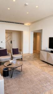 a living room with two chairs and a coffee table at برج داماك الرياض in Riyadh