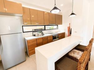 a kitchen with a white counter and a white refrigerator at Miramonte Payande in Nimaima
