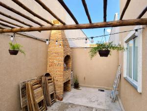 a brick oven in the side of a building at CASA MARIANNA em Paracuru - Piscina, 3 quartos, ar condicionado e perto de tudo! in Paracuru