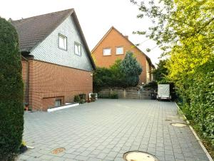a brick driveway in front of a house at Ferienwohnung Horneburg in Horneburg
