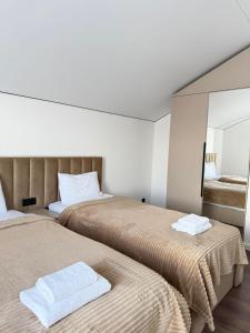 two beds sitting next to each other in a bedroom at Davos hotel and tours in Pʼarakʼar