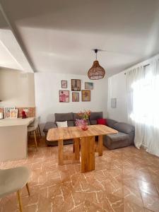 a living room with a table and a couch at Patio del recuerdo in Benalup Casas Viejas