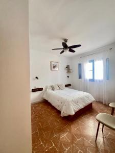 a bedroom with a bed and a ceiling fan at Patio del recuerdo in Benalup Casas Viejas