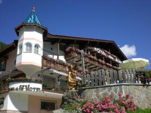 索拉加的住宿－阿爾卑斯酒店，前面有雕像的建筑