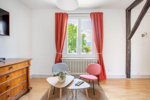 a living room with two chairs and a table and a window at -New- Colmar, Parking, Comfort, Spacious in Ingersheim