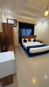 a bedroom with a bed and a television in a room at غيوم ابها - شقق مخدومه in Abha