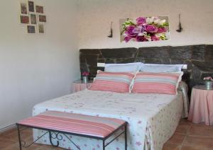 A bed or beds in a room at Apartamentos Rurales Azabal
