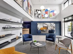 a lobby with blue chairs and a table at Transamerica Executive Bela Cintra (Paulista) in São Paulo
