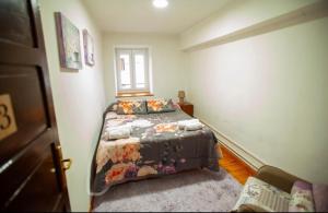 a bedroom with a bed and a window at Posada de Labaien in Beinza-Labayen +37 photos