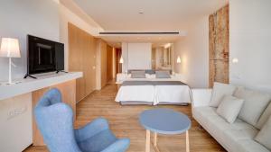 Uma TV ou centro de entretenimento em Hipotels Playa de Palma Palace&Spa