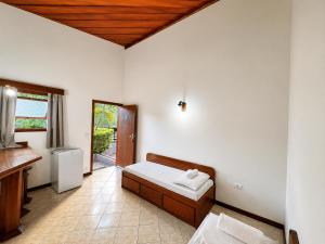 a bedroom with a bed and a bathroom with a window at Hotel Fazenda Morada Do Verde in Campo Limpo +56 photos