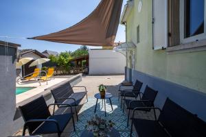 a patio with chairs and a table next to a building at -New- Colmar, Parking, Comfort, Spacious in Ingersheim
