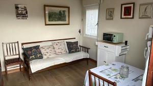 a living room with a couch and a microwave at La Casina de L'Aspu in Luces