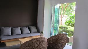uma sala de estar com um sofá e duas cadeiras em U431 Chaengwattana em Nonthaburi