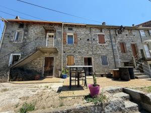 an old stone house with a staircase in front of it at Casa Tassinca in Tasso