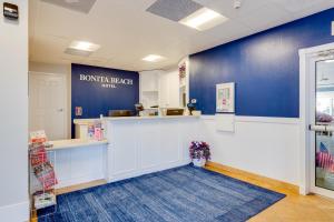 a waiting room with a blue wall at Bonita Beach Hotel in Ocean City +16 photos