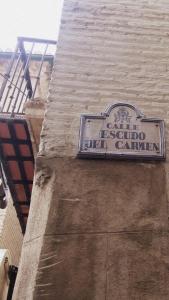 a sign on the side of a building at Bonito Apartamento en el centro de Granada con parking gratis in Granada