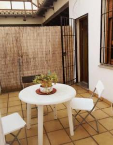 グラナダにあるBonito Apartamento en el centro de Granada con parking gratisの白いテーブルと椅子2脚
