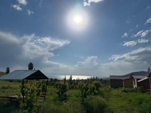 a view of a field with the sun in the sky at Eco Aura Areguni in Vardenis