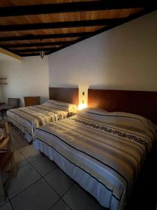 two beds in a hotel room with at Casa María Bonita - Loft Bonito in La Cal