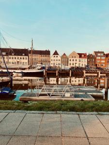 a view of a harbor with buildings and a boat at Gästehaus Am Hafen 7 Glückstadt in Glückstadt