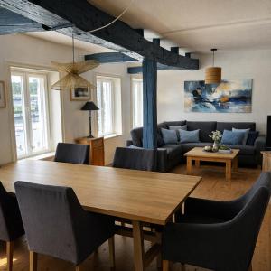 a living room with a wooden table and chairs at Gästehaus Am Hafen 7 Glückstadt in Glückstadt