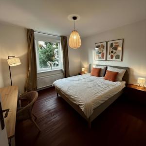a bedroom with a bed and a window at Gästehaus Am Hafen 7 Glückstadt in Glückstadt
