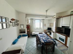 a living room with a table and a kitchen at Salsedine - Immobilevante in Ponza