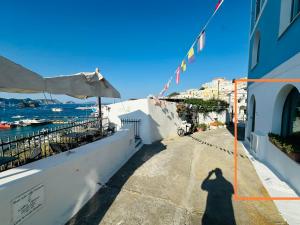 a shadow of a woman in front of a building at Salsedine - Immobilevante in Ponza