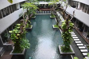 Der Swimmingpool an oder in der Nähe von Ramada by Wyndham Bali Sunset Road Kuta