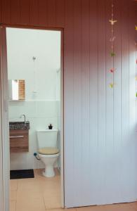 a bathroom with a toilet and a sink at Recanto D'Carvalho in Passa Quatro
