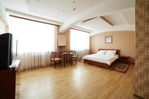 ノヴォモスコフスクにあるGostinitsa Rossiaのベッドとテーブルが備わるホテルルームです。