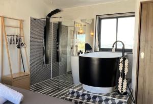 a bathroom with a large tub and a window at Studio cosy avec balnéo et climatisation in Albi