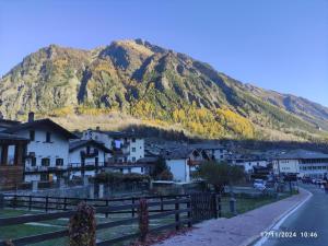 a village with a mountain in the background at Appartamento in Hotel Residence Universo in Pré-Saint-Didier