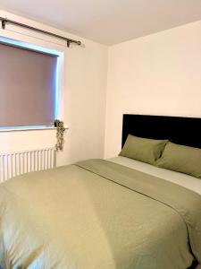 a bedroom with a bed and a window at Classic Foenix Home in Milton Keynes