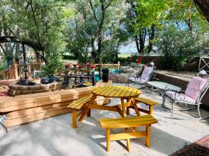 a picnic table and chairs and a fire place at The Gratitude Homestay in Alamosa