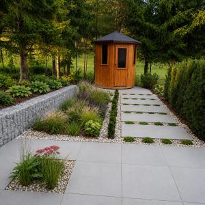 a dog house in a garden with a walkway at DARESTATE - dom rodzinny in Zgon