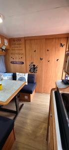 a room with a couch and a table in a boat at Ella's Camper in Fontinha