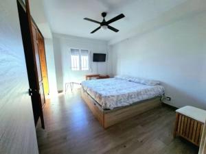 a bedroom with a bed and a ceiling fan at Alma Andaluza Apart 1 in Mairena del Aljarafe
