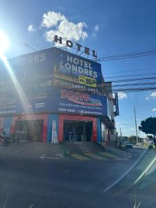 a building with a hospital loulords sign on a street at Londres hotel thur in Brasília +20 photos