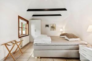 a bedroom with two beds in a white room at LF11977-Struer-Norskovvej-17 in Vemb
