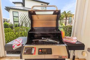 a grill sitting on top of a balcony at Gorgeous home with private pool & outdoor space dock in Cape Coral