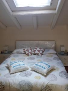 uma cama com duas almofadas em cima em Billy house em Acireale