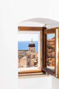una vista desde una ventana de la ciudad de Dubrovnik en Villa Four Winds, en Dubrovnik