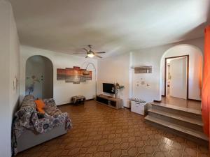 a living room with a couch and a television at Appartamenti Via Roma 41 in Campo nell'Elba