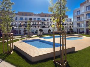 an image of an apartment complex with a swimming pool at Szum Bałtyku in Jastrzębia Góra
