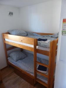 a couple of bunk beds in a room at Montagne Les Orres in Les Orres