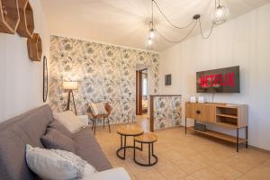 a living room with a couch and a table at Casa Le Camelie idromassaggio e relax Lucca in Capannori