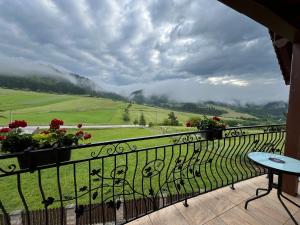 a balcony with a view of a green field at Agroturystyka Pod Zamczyskiem in Sromowce Wyżne